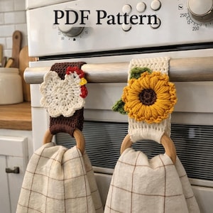 Peut inclure: Deux porte-serviettes au crochet avec des anneaux en bois et des serviettes à motifs. L'un des supports présente un motif de poulet blanc avec des accents rouges et jaunes. L'autre a un tournesol jaune avec des feuilles vertes. Le texte "PDF Pattern" est au-dessus.