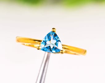 Vintage 14K Yellow Gold Blue Topaz Cluster Ring
