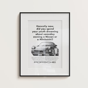 Può includere: Pubblicità Porsche in bianco e nero incorniciata. L'annuncio presenta una Porsche 911 e il testo: "Sinceramente, hai passato la tua giovinezza sognando di possedere un giorno una Nissan o una Mitsubishi?" Il logo Porsche è in basso.