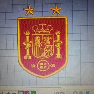 Puede incluir: Un diseño de bordado digital del escudo de la selección nacional de fútbol de España sobre un fondo de cuadrícula. El escudo presenta una corona dorada, dos pilares y las letras RFEF con los números 19 y 09, coronado por dos estrellas doradas.