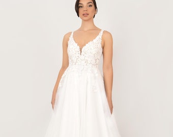 Romantisches Brautkleid ""Laurel"" mit Oberteil aus floraler Spitze und Tüllrock – elegantes Brautkleid."