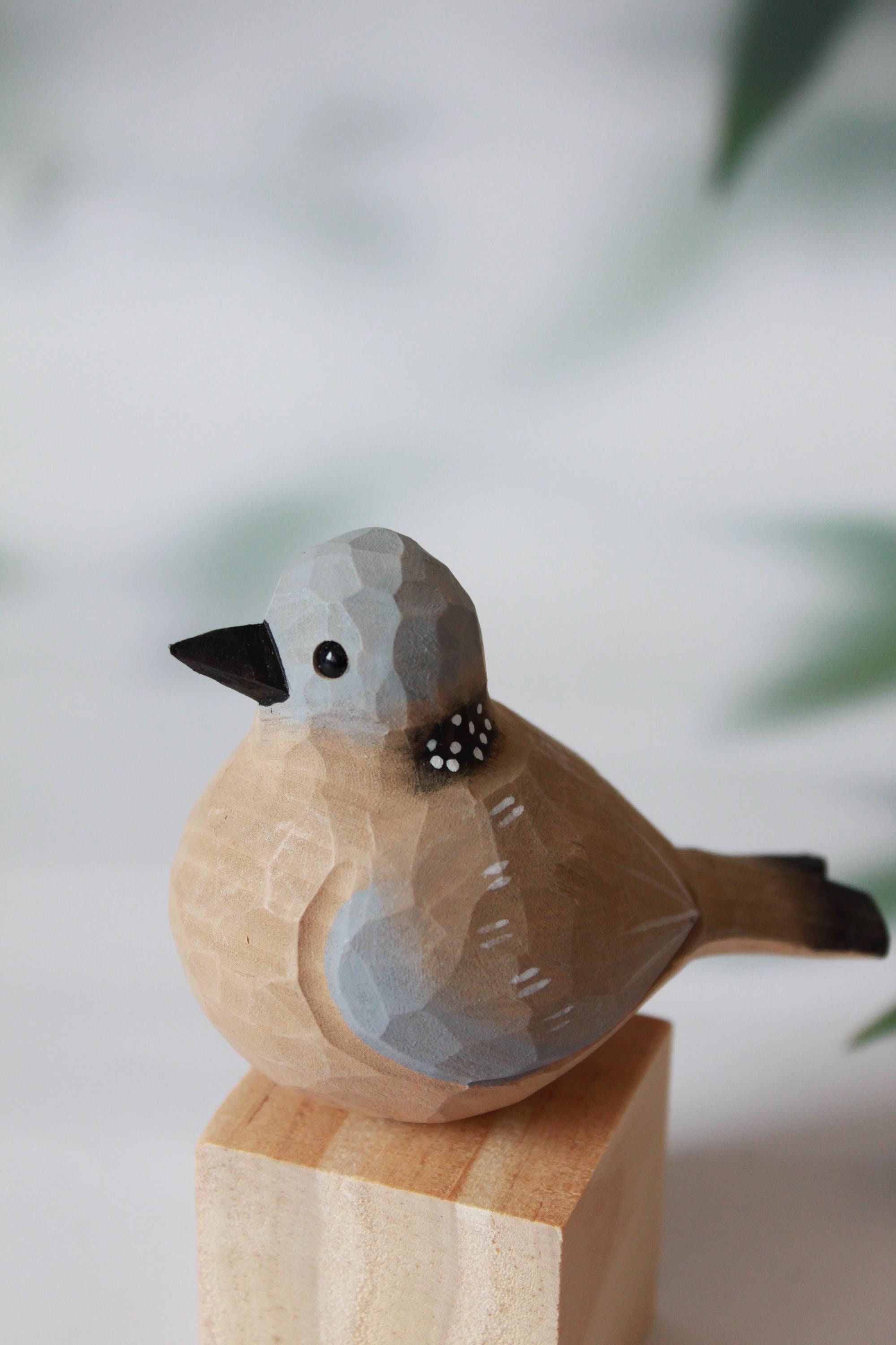 Handmade Robin Bird Sculpture Wooden Handcraft Figurine Pigeon Solid Wood Carving Gift for Loved Unique Dove Art Piece Garden Decor Ornament