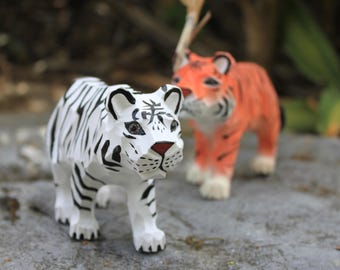 Handgefertigte Tiger Skulptur aus Lindenholz, bemalte Holz schnitzen, Housewarming Dekor, Weihnachtsgeschenk