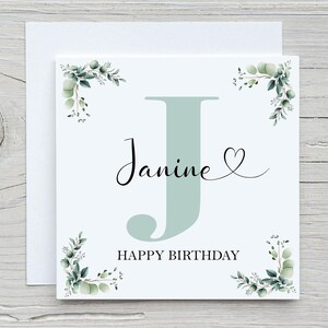 Carte de joyeux anniversaire personnalisée avec initiales J en vert oeuf de canard avec bordure en eucalyptus. Cartes d'aquarelle pour tous les âges.