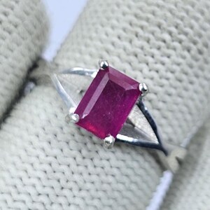 Pierścionek z rubinem, Pierścionek z rubinem w srebrze próby 925, Pierścionek zaręczynowy z rubinem, Rubinowy prostokąt, Naturalny rubin w szlifie szmaragdowym, Srebrny pierścionek z rubinem