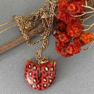 Kattenbedel, leuke charme, cadeau voor kattenliefhebber, grillige charme, porseleinen hanger, handgeschilderde charme, kattenhanger, kattenmoeder, handgemaakte charme