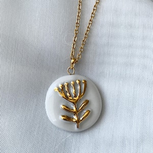Gouden bloembedel, bloemenhanger, valentijnscadeau, porseleinen bedel, leuke ketting, handgemaakte charme, porseleinen hanger, romantisch cadeau