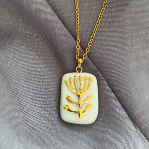 Gouden bloem bedel, valentijnscadeau, porseleinen bedel, leuke ketting, handgemaakte bedel, bloemenhanger, Moederdagcadeau, cadeau voor haar