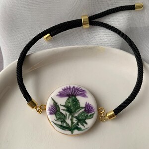 Porzellan Blumen Armband, Keramik Blumenmedaillon, Handgemalte botanische Illustration, Goldakzente