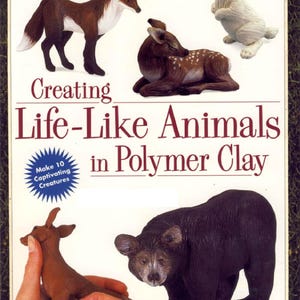 Könnte beinhalten: Buchcover mit Polymer Clay Tierskulpturen: ein Fuchs, ein Reh, ein Kaninchen und ein Bär. Der Titel lautet "Creating Life-Like Animals in Polymer Clay". Eine Hand modelliert ein Reh. Enthält eine blaue Stern mit Text.