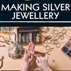 Può includere: Una persona sta realizzando gioielli in argento. Sta usando delle pinze per fissare una pietra preziosa viola a una catena d'argento. Ci sono vari materiali per la creazione di gioielli sul tavolo, tra cui perline, catene e strumenti.
