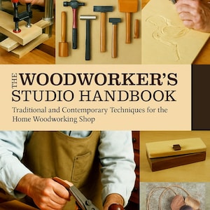 Może przedstawiać: Okładka książki 'The Woodworker's Studio Handbook' z różnymi narzędziami i projektami stolarskimi. Zawiera młotki, drewniane pudełko, wisiorek w kształcie kwiatu i osobę używającą strugarki. Tytuł książki jest wyraźnie widoczny.