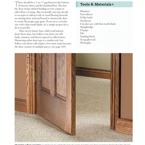 K&ouml;nnte beinhalten: Nahaufnahme einer teilweise ge&ouml;ffneten Holzt&uuml;r im Innenbereich, die einen Teppichboden zeigt. Der Text "Shortening Interior Doors" ist oben im Bild sichtbar. Der Text "Tools & Materials" ist rechts im Bild sichtbar.