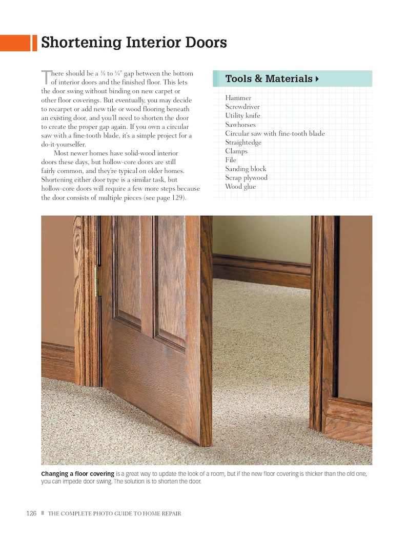 K&ouml;nnte beinhalten: Nahaufnahme einer teilweise ge&ouml;ffneten Holzt&uuml;r im Innenbereich, die einen Teppichboden zeigt. Der Text "Shortening Interior Doors" ist oben im Bild sichtbar. Der Text "Tools & Materials" ist rechts im Bild sichtbar.
