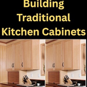 Op de afbeelding: Keuken met licht houten kasten en laden. De bovenkasten hebben gebogen zwarte handgrepen. Onder de bovenkasten bevindt zich een roldeurkast. De tekst "Building Traditional Kitchen Cabinets" staat bovenaan.