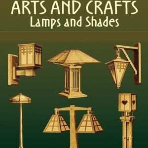 Puede incluir: Una colección de siete diseños de lámparas vintage, todas hechas de madera y con patrones geométricos. Las lámparas se muestran sobre un fondo verde oscuro. El título "Easy-to-Make Arts and Crafts Lamps and Shades" se muestra en la parte superior de la imagen.