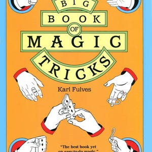 Könnte beinhalten: Ein gelber Buchumschlag mit dem Titel "BIG BOOK OF MAGIC TRICKS" in schwarzer und grüner Schrift. Der Name des Autors, "Karl Fulves", ist in Schwarz unter dem Titel gedruckt. Der Umschlag zeigt Illustrationen von Händen, die Zaubertricks vorführen, darunter ein Ringtrick, ein Kartentrick und ein Verschwindetrick.