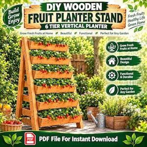 Op de afbeelding: Een verticale houten plantenstandaard met zes niveaus en schuine zijkanten, voorzien van rechthoekige bakken gevuld met aardbeiplanten. De tekst luidt DIY WOODEN FRUIT PLANTER STAND, 6 TIER VERTICAL PLANTER en PDF File For Instant Download.