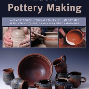 Op de afbeelding: De afbeelding toont een boek met de titel "Basic Pottery Making" tegen een donkerblauwe achtergrond. Daaronder staan diverse handgemaakte aardewerk items, waaronder kommen, mokken en een kleine kan. Het aardewerk heeft bruine en blauwe glazuur.