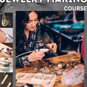 Peut inclure: Une femme travaille sur un projet de fabrication de bijoux. Elle utilise un pistolet à colle pour fixer de petites pièces de bijoux à une pièce plus grande. L'image montre également une variété d'autres fournitures de fabrication de bijoux, y compris des perles, du fil et des outils. Le texte sur l'image indique "The Complete Jewelry Making Course. Principles, Practice And Techniques."