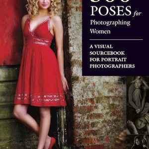 Puede incluir: Un libro titulado "500 Poses para Fotografiar Mujeres: Un Libro de Recursos Visuales para Fotógrafos de Retratos" con una mujer con un vestido rojo de pie junto a una pared de ladrillo.