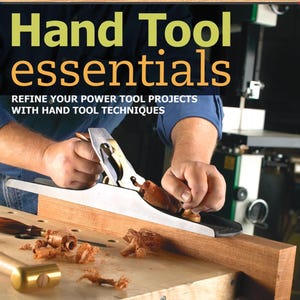Op de afbeelding: Een houtbewerkingsscène met een handschaaf die op een houten blok wordt gebruikt. De afbeelding bevat de tekst "Hand Tool essentials" en "Refine your power tool projects with hand tool techniques."