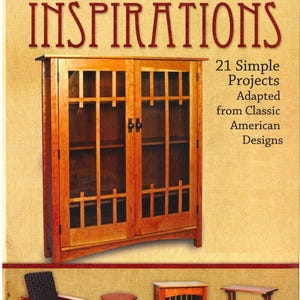 Può includere: Copertina di un libro con il titolo "ARTS & CRAFTS INSPIRATIONS" in lettere rosse. La copertina presenta un mobile in legno con ante in vetro e diversi piccoli mobili in legno. Il testo recita "21 Simple Projects Adapted from Classic American Designs."