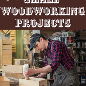 Puede incluir: Imagen que promociona pequeños proyectos de carpintería. Un carpintero con una camisa a cuadros y un mono aplica pegamento a una caja de madera. La imagen incluye un juego de ajedrez, una tabla de cortar y el texto "SMALL WOODWORKING PROJECTS."