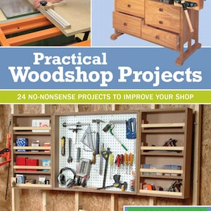 Pode incluir: Um livro intitulado "Practical Woodshop Projects" com um subtítulo "24 No-Nonsense Projects to Improve Your Shop". A capa apresenta três projetos de marcenaria: uma serra de mesa, uma bancada de trabalho com gavetas e um organizador de ferramentas de parede. A capa do livro é azul com texto branco e um rótulo verde "Woodworking".