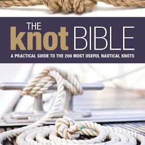 Könnte beinhalten: Das Buchcover von "The Knot Bible: A Practical Guide to the 200 Most Useful Nautical Knots" mit einer Nahaufnahme eines Knotens aus Seil und einem auf einer Holzoberfläche gewickelten weißen Seil.