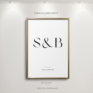 Może przedstawiać: Złoty, drukowany plakat z tekstem "S&B" w czarnym, ozdobnym pisem. Tekst "Sarah & Ben" i "March 18, London 2019" jest wydrukowany mniejszą czcionką pod inicjałami. Plakat jest oznaczony jako "Personalised Print" i "Digital Download".