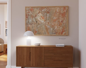 Könnte beinhalten: Ein Holzschrank im Mid-Century-Modern-Stil mit zwei Türen und drei Schubladen, gekrönt von einer weißen Lampe und einer kleinen weißen Schale. Darüber hängt ein abstraktes Kunstwerk in einem Holzrahmen. Warme, einladende Atmosphäre.