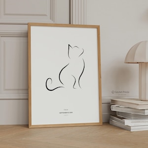 Może przedstawiać: Minimalistyczny odbitka liniowej sztuki przedstawiająca siedzącego kota ze zwiniętym ogonem. Odbitka jest na białym papierze z drewnianą ramą. Tekst "Oscar" i "SEPTEMBER 21, 2019" jest wydrukowany pod kotem.