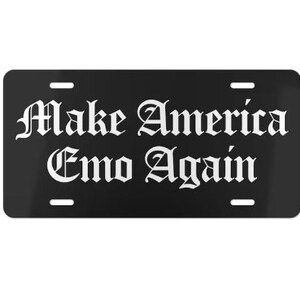Puede incluir: Placa de matr&iacute;cula negra con el texto blanco "Make America Emo Again" en fuente g&oacute;tica. La placa tiene cuatro orificios de montaje y un acabado brillante. Un art&iacute;culo de novedad.