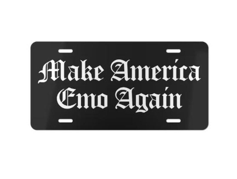 Puede incluir: Placa de matr&iacute;cula negra con el texto blanco "Make America Emo Again" en fuente g&oacute;tica. La placa tiene cuatro orificios de montaje y un acabado brillante. Un art&iacute;culo de novedad.