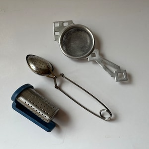 Vintage sovjetisk köksset, tillverkat i Sovjetunionen, tesilar i metall, vintagesikt, retro köksredskap, köksartiklar från sovjettiden, köksredskap