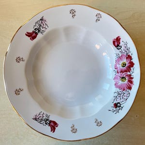 Vintage RPR Riga USSR porslinsmatstallrik – guldkant och rosa blommönster – sovjetisk stor serveringsfat – samlarobjekt antik