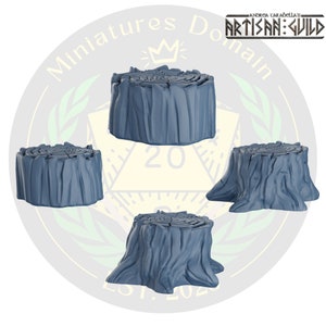 Könnte beinhalten: Vier graue Miniatur-Baumstümpfe mit detaillierten Rindenstrukturen. Die Stümpfe variieren in Höhe und Form, mit sichtbaren Jahresringen auf den Schnittflächen. Das Artisan Guild-Logo ist oben rechts zu sehen.