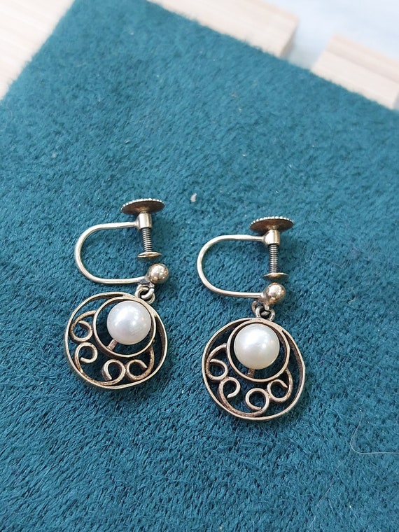 Pair Of 9ct Yellow Gold Earrings And Real Pearl- … - image 1