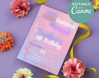 Op de afbeelding: Een roze en paarse verjaardagsuitnodiging met een neonroze en blauw ontwerp met de tekst "Flip Jump Tumble & Play" en "Sophia's 5th Birthday". De uitnodiging bevat de datum en tijd van het feest, het adres en de RSVP-informatie.