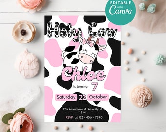 Op de afbeelding: Een roze en zwarte koe-print verjaardagsuitnodiging met een cartoon koe die een roze strik draagt. De uitnodiging zegt "Holy Cow Chloe is turning 7" en bevat details voor een feest op zaterdag 22 oktober om 17:00 uur. RSVP-informatie is ook inbegrepen.