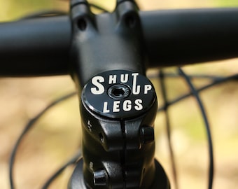 Hochwertige Steuersatzkappe mit stilvollem Design für Fahrräder Shut Up Legs