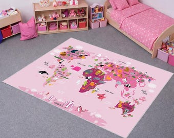 Puede incluir: Una alfombra rectangular rosa con un diseño de mapa del mundo. El mapa presenta continentes en tonos rosa y verde, con ilustraciones de animales y monumentos. La alfombra está en el dormitorio de un niño.