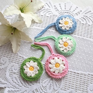 Crochet airpod case Headphone cover Flower airpods case Daisy pouch Earbud holder Crocheted flower pouch Daisy bag charm Gift for tech-lover