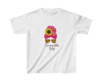 Könnte beinhalten: Weißes T-Shirt mit einer Grafik eines hochgesteckten Haares einer Frau, einer Sonnenblume und einer Sonnenbrille. Die Sonnenbrille hat ein Sonnenblumenmuster. Der Text "Summer Vibes Only" steht darunter.
