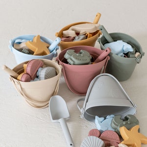 Silicone Beach Bucket Set: Kid&#39;s Sand Castle Building Kit with Toy Shovel & Molds