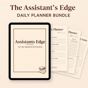 Puede incluir: Un paquete de planificador digital titulado "The Assistant's Edge" con el texto "Daily Planner Bundle" en la parte superior. El paquete incluye una tableta que muestra el título y una pila de páginas de planificador. La tableta muestra el texto "Assistants Edge" y "Stay Calm, Organised & One Step Ahead."