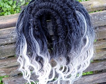 Extensiones de rastas rizadas con efecto degradado en negro y rubio, extensiones de rastas estilo boho con puntas rizadas.