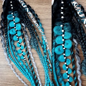 Puede incluir: Un letrero de madera rústica con el texto "Welcome to our home" en letras blancas. El letrero presenta un acabado envejecido y un diseño simple y acogedor, ideal para la decoración de la entrada.