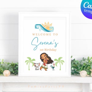 Op de afbeelding: Een wit bedrukbaar bord met een cartoonillustratie van een meisje met bruin haar en een blauwe jurk, een varken en een haan. Het bord zegt "Welkom bij Serena's 1e verjaardag".